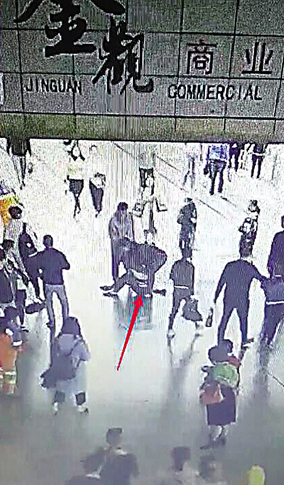 辅警散步巧遇嫌疑人 带妻子佯装逛街一路跟踪擒贼