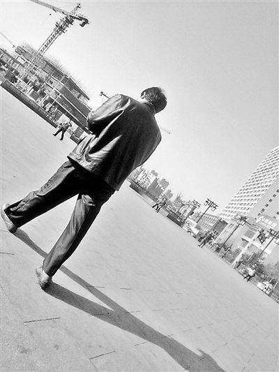 自称陈老师的男子迎接小林供图/小林