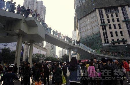 成都春熙路数百人因谣言集体狂奔 商家关门(图)