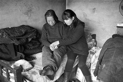 女子带患精神病前夫一家嫁人 与丈夫照料3人生活