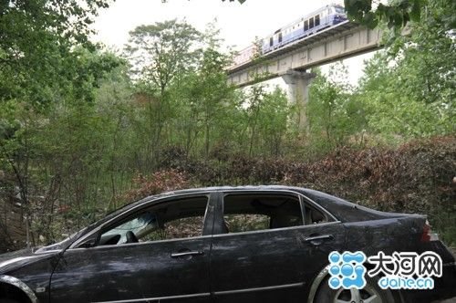 图为被打砸的汽车和宁西铁路老线上呼啸而过的列车 吴彦飞