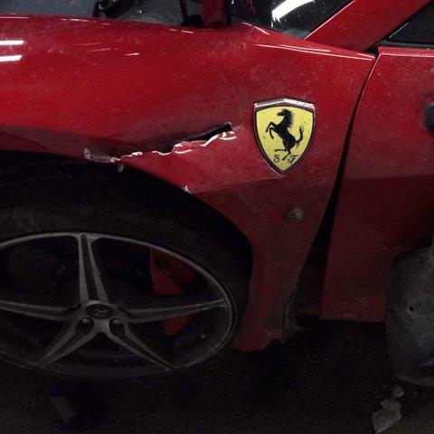 法拉利与兰博基尼相撞谜团：黑色高跟鞋遗落现场