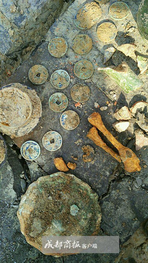 成都施工队开挖掘机作业 意外挖出宋代“土豪”墓