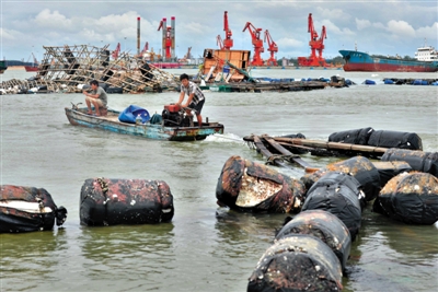 昨日，广西钦州渔民在抢修被台风破坏的渔排。 新华社记者 周华 摄