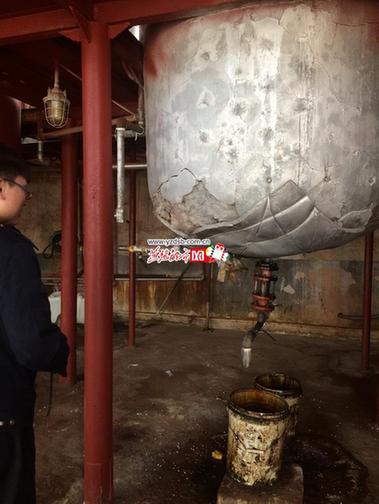 外有监控内有恶狗 邢台排污企业挖暗沟直排废酸