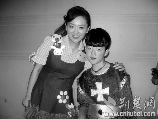 母亲给孩子报十多个兴趣班 体验摆摊当乞丐