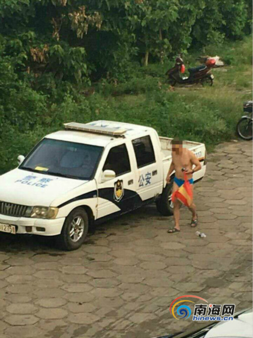 图为驾驶警用皮卡车游泳的民警。网友供图