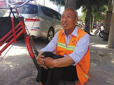 2014年5月5日，完成了工作后，赵作海在路边休息，从今年3月1日起，他成为一名环卫工，一个人干两个人的活儿。新京报记者 朱柳笛 摄