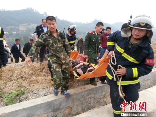 消防官兵将被困人员救出 刘辰 摄