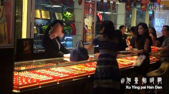 女土豪金店发飙甩服务员一脸钱 称要买下整条街
