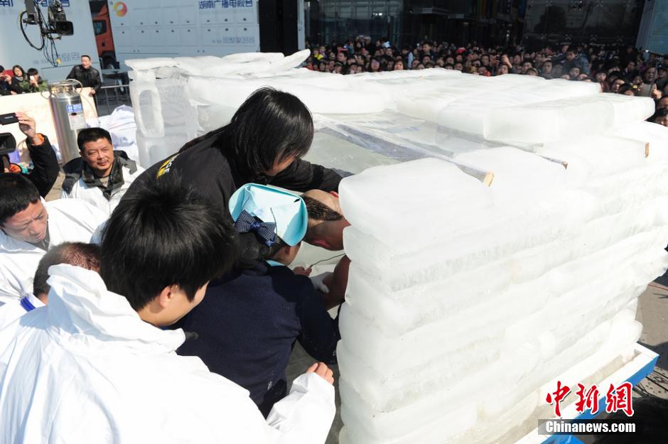 图为外号“火娃”的向勇被工作人员抬出冰屋。杨华峰 摄