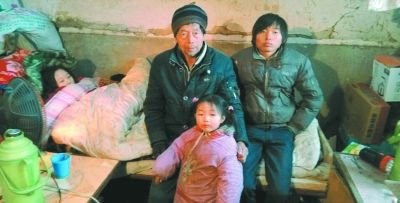 马爹爹和他的三个孩子，左一为病中的明珠。记者刘海锋 摄
