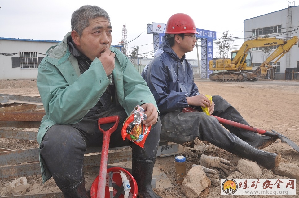 饥肠辘辘的老丁父子