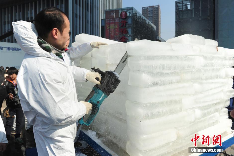 图为工作人员开始破冰。杨华峰 摄