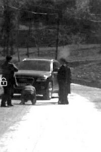 华商报商洛讯（记者 商雒）邻居修建房屋，自己耕地遭损，山阳一村民找邻居协商，竟向邻居下跪，这一幕被拍成视频上传网络引发关注。下跪者称，自己遭到殴打恐吓，而当事人予以否认。