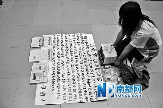 妇女假扮中学生在天桥上行乞时被市民揭穿。龙岗警方供图