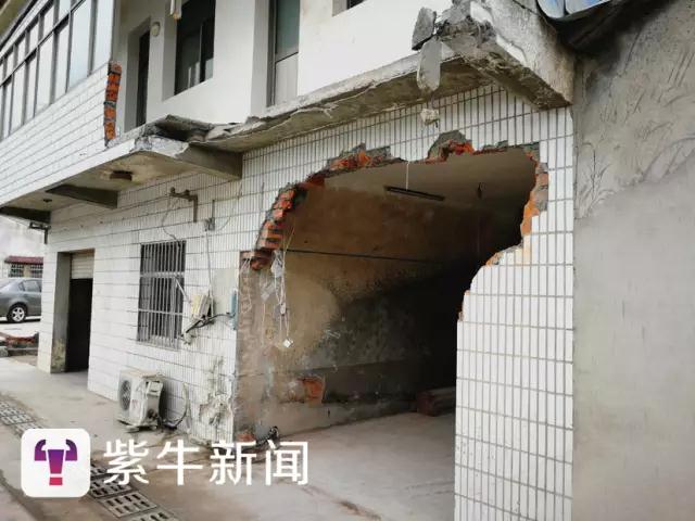 [居民家的外墙被撞出个大窟窿]