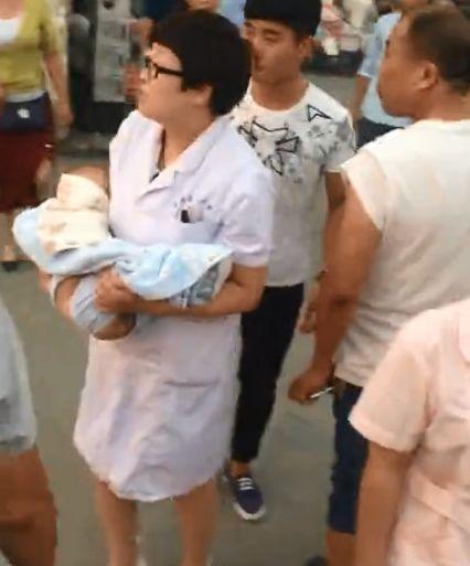 河南医生因患儿死亡被逼示众 涉案家属拒尸检