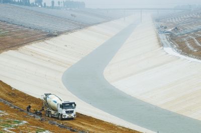 闸门提起后，距离闸口不足100米南水北调干渠里已经通水。