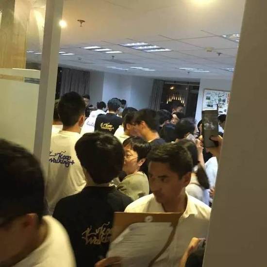 (我爱我家排队签合同场景)