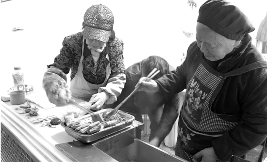 老太炸了25年臭豆腐动作利落。