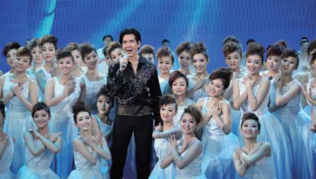 在赵本山缺席的情况下，春晚找来了多位老将撑门面，效果还真不错。图为费翔在《致敬30年》中演唱《故乡的云》。