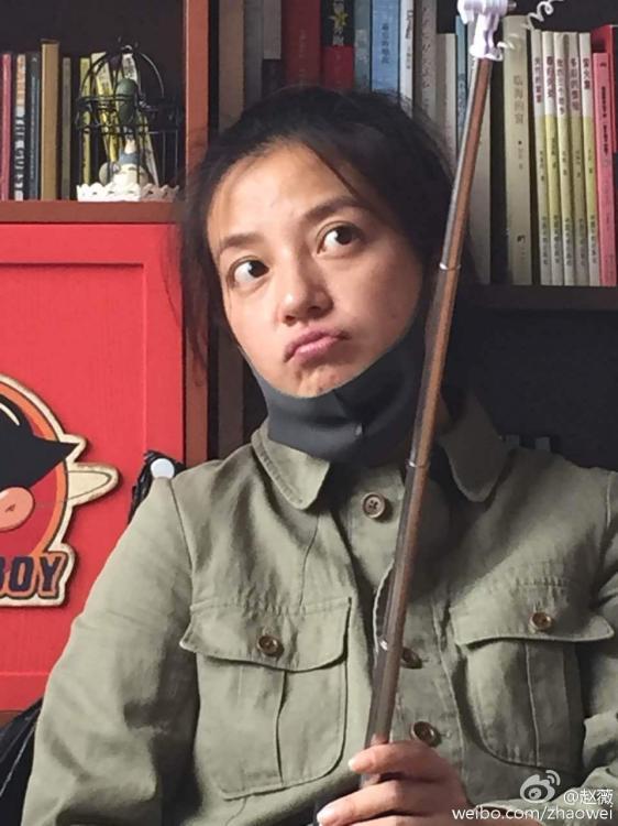 40岁赵薇嘟嘴卖萌学自拍 伸直双腿和自拍杆比长