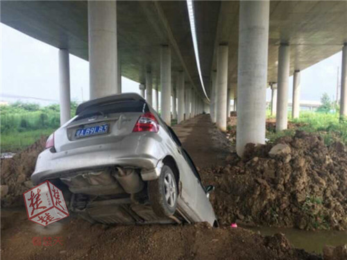 女司机深夜开导航驾车 结果被带进农田深水沟