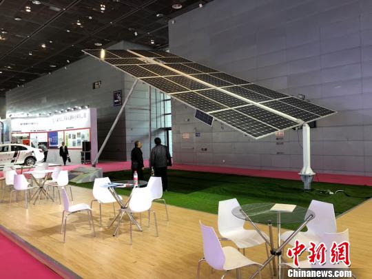 图为展会现场硕大的太阳能光伏板。　孙权 摄