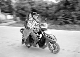 77岁老人“绑妻求医” 为省22元车费7年走6万公里