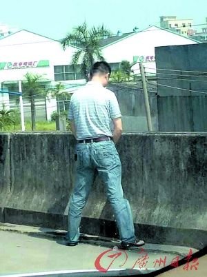 拥堵一名市民在高速路上方便（王先生供图）。