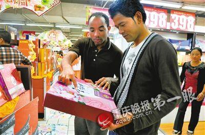 两老外寄月饼回家乡遇阻 34个国家禁止收寄月饼