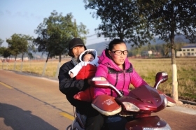 　　12月2日，宁乡县，办完迁户手续后，一家人赶回南田坪乡。张凤觉得文长林给予她依靠，主动表白，希望自己能照顾他，和他一起生活。图/记者杨旭