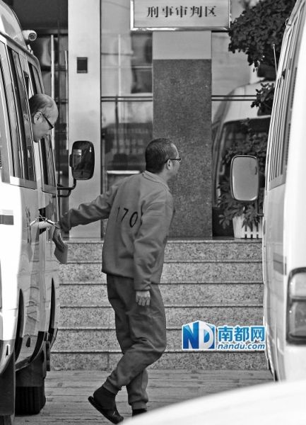被告韩江与谭立民被押解到深圳中院受审。 南都记者 徐文阁摄