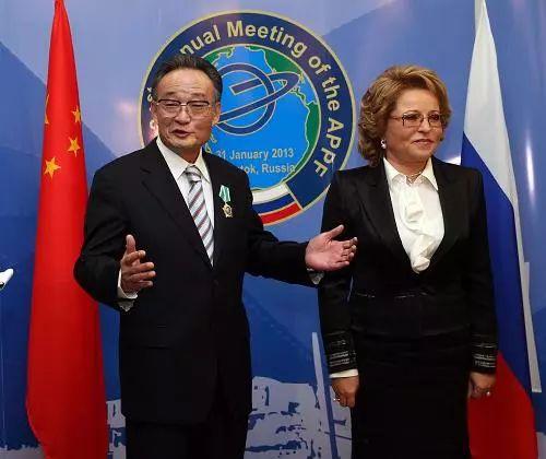 吴邦国获颁友谊勋章