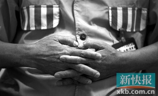 昨日,茂名市委原书记职务罪犯罗荫国接受媒体记者采访时,双手一直交叉在一起。