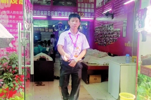 前日，多名老人正躺在店内的玉石床上体验。看到记者拍照，一名工作人员上前阻止。信息时报记者 朱元斌 摄