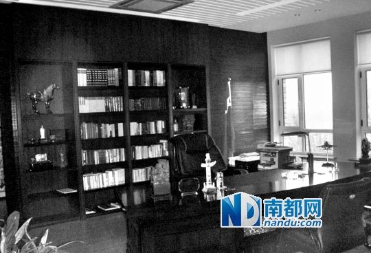 辽宁大学党委书记被曝光的办公室和座驾。 图片来源：天涯论坛
