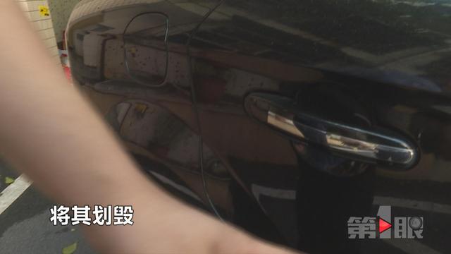 保时捷挡住车库入口 女子将其划伤要赔几万