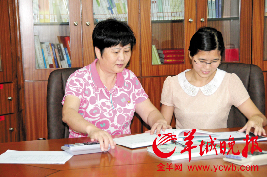 阳江市纪委常委黄丽丽(左)在认真查账