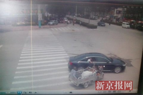 视频车辆截图：23日中午，杨先蕊被突然喷毒。