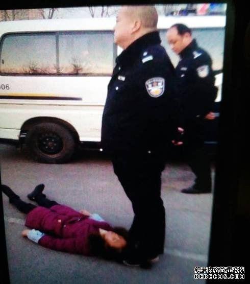 野蛮脚踏受害人头发