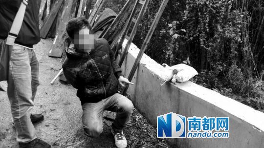 犯罪嫌疑人何某进指认他的藏金点。