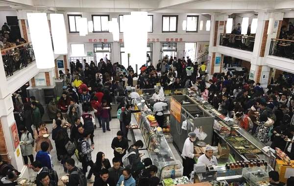 据微博网友“北京人不知道的北京事儿”爆料：揭秘传说中的的北京大学食堂，中午人山人海！！好家伙，都站着吃呢，真不容易。。。