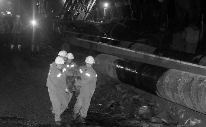 张德付第一个爬出通道，被救护人员接应出去本报记者王强摄