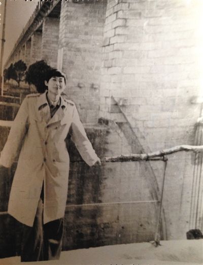 1995年，于英生在蚌埠淮河闸上留影，当时他在蚌埠市委办公室机要科工作。新京报记者 贾鹏 翻拍