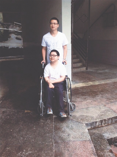 　坐在轮椅上的邱民和他的老师 （受访者供图）