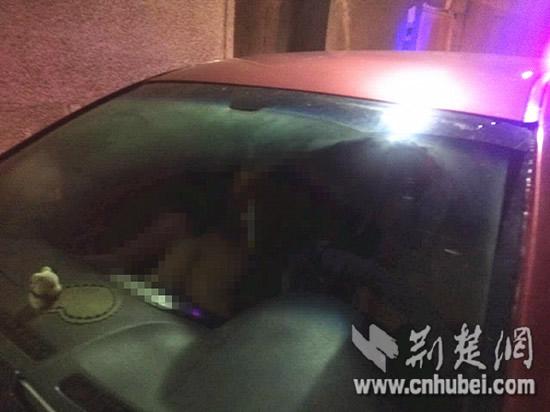 男女高速隧道车震 被查时提裤子称:提提神