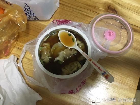 （袁茜茜的未婚夫、公公婆婆给她送来的夜宵饺子）