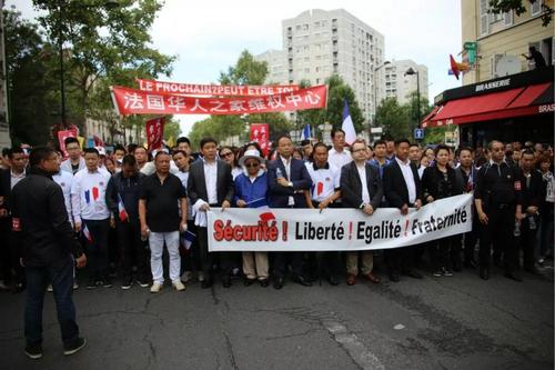 资料图:2016年8月21日,华人在欧市的共和国大道举行反暴力要安全示威游行。5月7日被入室盗窃的华人家庭就在这附近。(《欧洲时报》黄冠杰 摄) 点击进入下一页